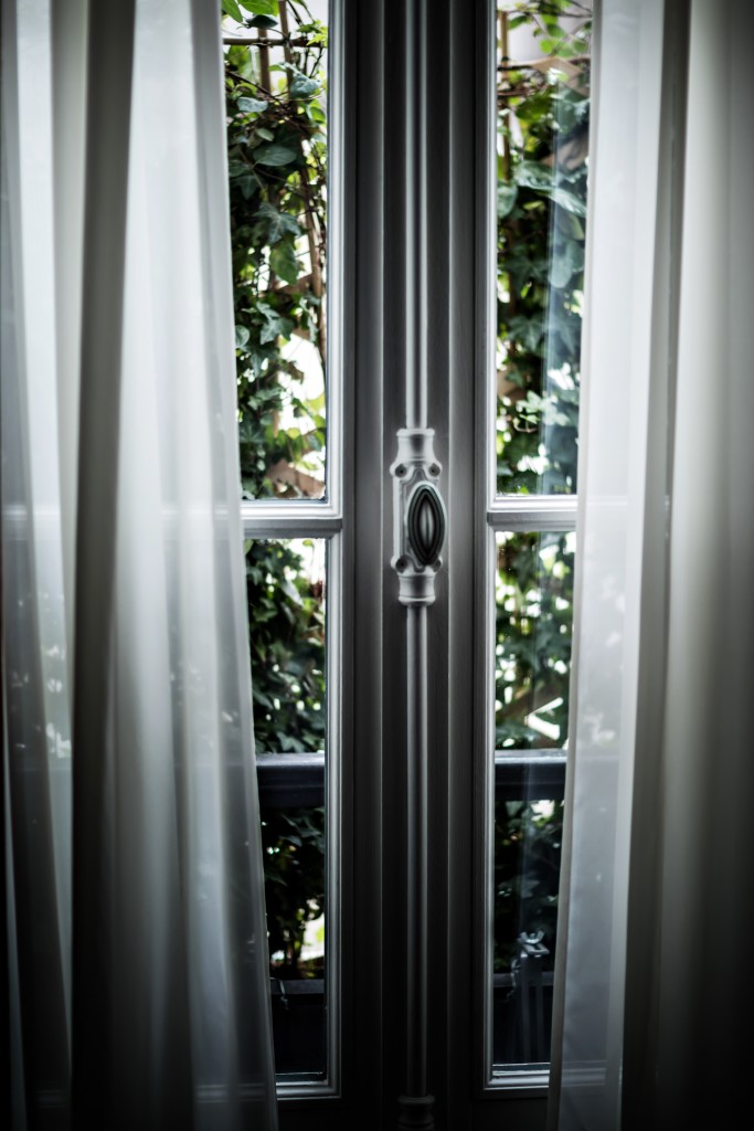 hotel-providence-paris-mini-room-window