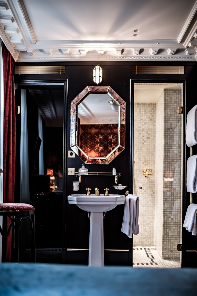 hotel-providence-paris-mini-room-bathroom