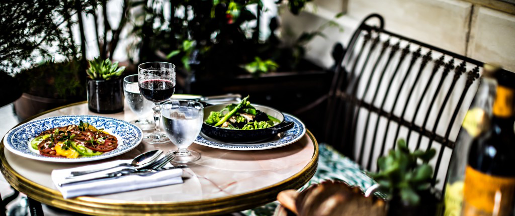 Déjeuner en terrasse à l'Hôtel Providence, cuisine traditionnelle française
